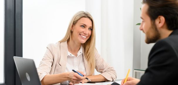 Manager souriante donnant un feedback constructif à un collaborateur lors d’un entretien professionnel
