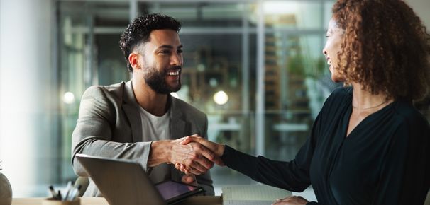 Pitch commercial efficace : 2 personnes se serrent la main en prononçant leur pitch commercial