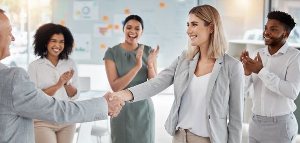 Onboarding d'une nouvelle salariée. Un groupe de collègues accueille une nouvcelle collaboratrice